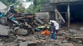 Banjir bandang dilaporkan melanda sejumlah kawasan permukiman di Pulau Siau, Kabupaten Kepulauan Siau Tagulandang Biaro (Sitaro), Sulawesi Utara, pada Senin dini hari.