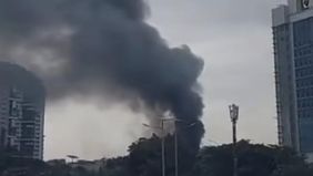 Kebakaran terjadi sebuah rumah bedeng di Jalan Alpukat 3, RT 01 RW 02, Kelurahan Tanjung Duren Utara, Kecamatan Grogol Petamburan, Jakarta Barat Senin 5 Januari 2026.