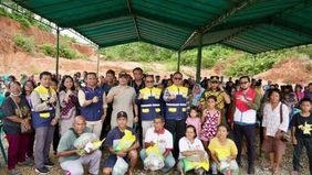 Pemerintah menyalurkan bantuan berupa 55 unit tenda pengungsian yang dapat menampung sekitar 330 orang dewasa, beserta bantuan sembako, kepada warga terdampak bencana di Kelurahan Hutanabolon, Kecamatan Hutta, Kabupaten Tapanuli Tengah, Sumatera Utar