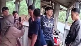 Kritik warga terhadap kondisi jalan rusak di sebuah desa di Kabupaten Garut berujung pada dugaan intimidasi. Seorang pemuda dilaporkan mendapat tekanan verbal hingga nyaris mengalami kekerasan fisik setelah menyuarakan ketidakberesan pembangunan di w