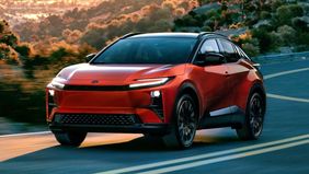 Kekurangan Toyota C-HR 2026 Terletak Pada Ruang Kabin Yang Lebih Sempit.
