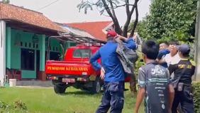 Petugas Pemadam Kebakaran Kabupaten Bekasi kembali menunjukkan peran di luar tugas utama mereka. Kali ini, tim Disdamkar harus turun langsung membantu warga membujuk seorang remaja berusia 15 tahun yang diliputi ketakutan untuk menjalani sunat.