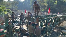 TNI terus membangun jembatan untuk memperlancar akses darat menuju wilayah terdampak bencana di Provinsi Aceh. Pembangunan tersebut terdiri atas 11 jembatan Bailey, 6 jembatan gantung, dan 2 jembatan Armco.
