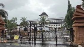 Pemerintah Provinsi Jawa Barat (Pemprov Jabar) menghadapi persoalan soal dana di akhir tahun anggaran 2025. Sejumlah kontraktor yang telah menuntaskan berbagai proyek infrastruktur terpaksa menunggu pembayaran, lantaran pendapatan daerah tidak mencap