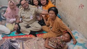 Wakil Gubernur DKI Jakarta, Rano Karno mengunjungi kediaman dua siswa SD Negeri Kalibaru 01, Jakarta Utara, yang menjadi korban kecelakaan mobil Satuan Pelayanan Pemenuhan Gizi (SPPG), Selasa, 6 Januari 2026.