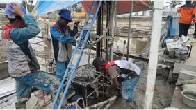 Pembangunan hunian sementara (huntara) di wilayah terdampak bencana tidak hanya memberi ketenangan bagi masyarakat yang kehilangan tempat tinggal, tetapi juga menjadi berkah tersendiri bagi para pekerja di huntara tersebut.