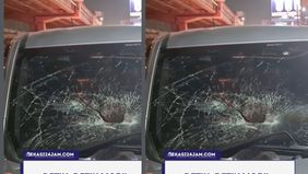 Mobil baru berhenti setelah terjebak kemacetan. Warga yang kesal langsung meluapkan emosi dengan merusak mobil menggunakan batu. Akibat insiden tersebut, mobil dan motor mengalami kerusakan parah, sementara arus lalu lintas dari arah Jakarta menuju B