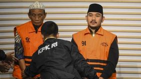 Komisi Pemberantasan Korupsi (KPK) tengah mendalami dugaan aliran uang dari mantan Bupati Bekasi nonaktif, Ade Kuswara Kunang (ADK), kepada jaksa atau mantan Kepala Kejaksaan Negeri Kabupaten Bekasi, Jawa Barat, Eddy Sumarman.