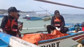 Dantim Pos SAR Tanggamus, Tri Wardoyo mengatakan, korban awalnya dilaporkan tenggelam di Pantai Mandiri Sejati, Kecamatan Krui Selatan Pesisir Barat, Lampung pada Sabtu (3/1).