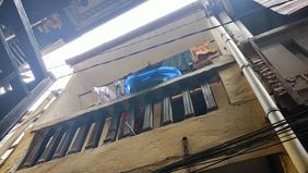 Seorang balita berusia tiga tahun berinisial AC mengalami luka di bagian dagu setelah terjatuh dari balkon lantai dua rumah kontrakan di kawasan Rawa Bunga, Kecamatan Jatinegara, Jakarta Timur.