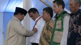 Presiden Republik Indonesia Prabowo Subianto memberikan tanda kehormatan negara kepada sejumlah tokoh serta pelaku di sektor pertanian dalam rangkaian kegiatan panen raya nasional sekaligus pengumuman capaian swasembada pangan.