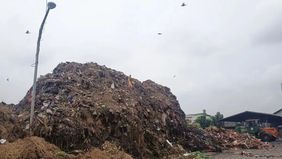 Warga yang bermukim di sekitar Pasar Induk Kramat Jati, Jakarta Timur, mengeluhkan bau tidak sedap akibat tumpukan sampah yang kerap menggunung. Aroma menyengat dari sampah pasar tersebut bahkan dilaporkan tercium hingga ke permukiman warga.