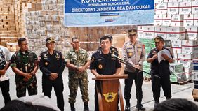 Bea Cukai memberantas peredaran rokok ilegal dengan menindak 160 juta batang rokok tanpa pita cukai dengan nilai mencapai setengah triliun rupiah di sebuah gudang penyimpanan rokok ilegal di Pekanbaru, Riau.
    