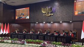 Hakim Konstitusi Anwar Usman tidak hadir dalam sidang pleno khusus MK yang beragenda penyampaian laporan tahunan 2025 sekaligus pembukaan masa sidang tahun 2026. Ketidakhadiran tersebut disebabkan karena Anwar Usman sedang umrah.