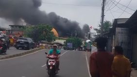 Kebakaran melanda kawasan Parung Serab, Ciledug, Kota Tangerang. Insiden ini terjadi di belakang Masjid Nurul Iman memicu kepanikan warga sekitar akibat asap hitam pekat yang membumbung tinggi ke udara, pada Rabu, 7 Januari 2026 siang.