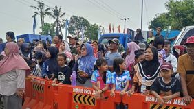 Salah seorang warga setempat, Rasman, mengaku rela menempuh jarak lebih dari tiga kilometer demi dapat melihat langsung Presiden Prabowo dari dekat. 