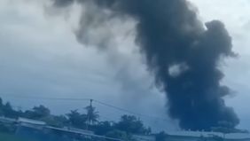 Asap hitam pekat membumbung tinggi, terlihat jelas dari kejauhan, menandakan besarnya kobaran api di lokasi kejadian. 
Hingga kini, belum diketahui penyebab pasti dari kebakaran tersebut.