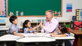 Head of School North Jakarta Intercultural School (NJIS), Ezra Alexander, menilai perlu adanya penyesuaian cara pandang dalam melihat tujuan pendidikan. Jika selama ini tolok ukur kesuksesan siswa ditentukan oleh nilai, kini standar tersebut tidak la