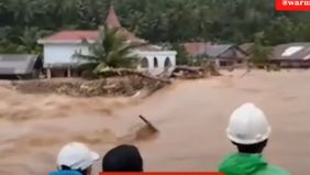 Banjir Kini Hantam Maluku Utara
Hujan deras memicu sungai meluap dan merendam permukiman warga.
Di Halmahera, air setinggi rumah merendam 3 desa dan memaksa warga menyelamatkan diri. Hingga saat ini, belum ada laporan resmi korban jiwa,
namun puluhan