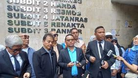 Pakar telematika Roy Suryo melaporkan tujuh orang dari kubu Presiden ke-7 RI, Joko Widodo, ke Polda Metro Jaya atas dugaan pencemaran nama baik yang menimpa dirinya.