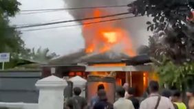 Sejumlah armada pemadam kebakaran telah diluncurkan ke lokasi. Adapun kondisi terkini, api berhasil dikendalikan oleh petugas.