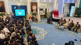 Presiden Prabowo Subianto menyerahkan bonus kepada atlet peraih medali di ajang SEA Games Thailand 2025 di Istana Negara, Jakarta, Kamis, 8 Januari 2026.