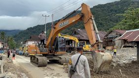 Upaya pembersihan lumpur dan material kayu di Sumatra Utara terus dilakukan. Pembersihan ini tidak hanya melibatkan personel TNI, melainkan warga sekitar juga bahu membahu mempercepat pemulihan fasilitas umum, mulai dari sekolah hingga akses jalan.