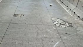 Sejumlah kendaraan roda empat mengalami pecah ban saat melintas di Jalan Layang (flyover/FO) Pesing, Jalan Daan Mogot, Jakarta Barat, yang diduga disebabkan kondisi jalan berlubang.