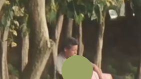 Masyarakat menilai pengawasan satpol PP di kawasan tersebut minim, sehingga orang orang tak bertanggung jawab berani melakukan hal tersebut.