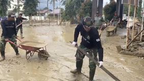 Prajurit TNI Angkatan Darat dari Yonif 115/Macan Leuser Kodam Iskandar Muda bersama guru dan siswa melaksanakan kegiatan gotong royong pembersihan lingkungan SMKN 1 Kuala Simpang, Kabupaten Aceh Tamiang, Sabtu 10 Januari 2026, pascabencana banjir ban