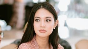 Aurelie Moeremans menceritakan masa remajanya yang sangat pilu melalui buku berjudul Broken Strings, dimana ia mengaku menjadi korban grooming child saat masih remaja.