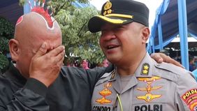 Suasana haru menyelimuti acara pisah sambut Kapolres Serang. Ribuan warga Kabupaten Serang tampak tak kuasa menahan air mata saat harus melepas sosok pemimpin kepolisian yang selama ini begitu dekat dengan masyarakat.