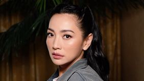 Hesti Purwadinata mendapat teror dan ancaman usai mengungkapkan dukungannya terhadap Aurelie Moeremans melalui buku Broken Strings.