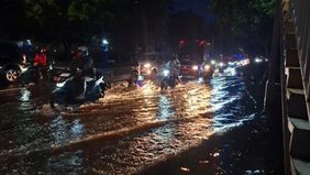 Sejumlah titik di Jalan Daan Mogot, Cengkareng, Jakarta Barat, masih terendam banjir pada Senin malam, 12 Januari 2026.