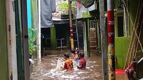 Banjir dengan ketinggian mencapai satu meter merendam permukiman warga di Kebon Pala, Kampung Melayu, Jakarta Timur, akibat hujan deras yang mengguyur wilayah tersebut sejak akhir pekan.