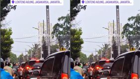 Pantauan arus lalu lintas di kawasan Lenteng Agung arah Jakarta macet total, Senin (12/1/26).