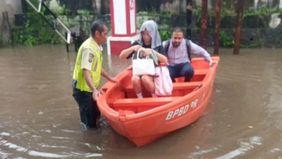 Badan Penanggulangan Bencana Daerah (BPBD) DKI Jakarta menyampaikan bahwa banjir akibat curah hujan tinggi semakin meluas dan telah merendam puluhan ruas jalan serta rukun tetangga (RT) di wilayah Jakarta Selatan dan Jakarta Utara.
