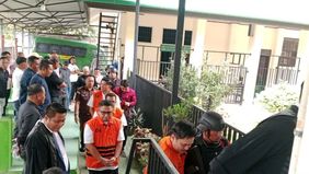 Mantan Bupati Kolaka Timur (Koltim) Abd Azis menghadapi sidang perdana terkait dugaan tindak pidana korupsi proyek pembangunan Rumah Sakit Umum Daerah (RUSD) Koltim di Pengadilan Negeri (PN) Kendari, Provinsi Sulawesi Tenggara, Selasa.