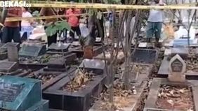 Kasat Reskrim Polres Metro Bekasi Kota AKBP Braiel Arnold Rondonuwu menyampaikan, korban ditemukan dengan kondisi leher terjerat ikat pinggang. Polisi masih mendalami identitas korban serta penyebab pasti kematiannya.