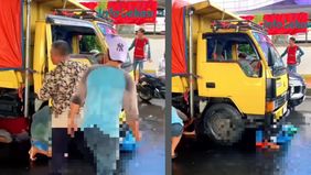 Pengendara tersebut berhasil keluar dari bawah truk bermuatan sampah setelah sopir, dibantu warga sekitar, mendongkrak kendaraan.