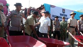Menteri Dalam Negeri (Mendagri) Tito Karnavian meninjau langsung kondisi infrastruktur serta permukiman warga yang terdampak bencana banjir dan longsor di Kabupaten Bener Meriah, Provinsi Aceh.