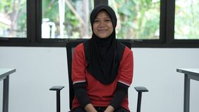 Anisa Saharia (15) tumbuh dengan pengalaman hidup yang tidak mudah. Gadis asal Desa Oeteta, Kecamatan Sulamu, Kabupaten Kupang, Nusa Tenggara Timur (NTT), itu menjadi satu-satunya siswi Muslim dan berhijab di Sekolah Rakyat Menengah Pertama (SRMP) 19