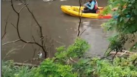 Erdi mengatakan, setelah mendapatkan laporan, pihaknya langsung menuju ke lokasi dan melakukan pencarian. Namun, hingga Selasa malam, korban belum dapat ditemukan.