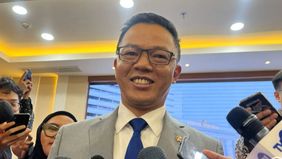 Menteri Luar Negeri RI Sugiono menyatakan pemerintah Indonesia masih terus memantau perkembangan situasi di Iran sebelum mengambil keputusan terkait kemungkinan evakuasi warga negara Indonesia (WNI)