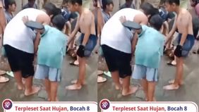 Terlihat sejumlah warga berusaha menolong korban yang tersangkut di dalam gorong-gorong. Korban diketahui bernama Adiyatma Dzaki Ardani dan akhirnya berhasil dikeluarkan oleh warga.