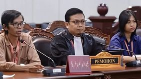Pengemudi ojek daring Didi Supandi bersama pedagang kuliner daring Wahyu Triana Sari mengajukan uji materi Undang-Undang Nomor 6 Tahun 2023 tentang Cipta Kerja ke Mahkamah Konstitusi (MK). Keduanya merasa dirugikan akibat kebijakan kuota internet yan