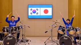 Perdana Menteri Jepang Sanae Takaichi dan Presiden Korea Selatan Lee Jae Myung menutup rangkaian pertemuan puncak bilateral mereka pada Selasa, 13 Januari 2026 kemarin dengan cara yang tidak biasa.