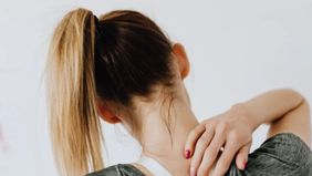 Dalam kasus yang jarang terjadi, stres ini dapat menyebabkan komplikasi serius. Lapisan dalam arteri dapat robek, suatu kondisi yang dikenal sebagai diseksi arteri serviks. Ketika ini terjadi, darah dapat berkumpul di lokasi cedera, membentuk gumpala