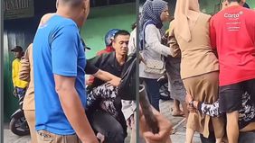 Video pencuri sepeda motor memeluk kaki wanita berpakaian PNS saat dihajar massa di Jalan Brigjen Katamso, Kota Medan, viral di media sosial. Dalam video berdurasi singkat itu, pelaku mengenakan jaket belang, celana panjang, dan sandal jepit.