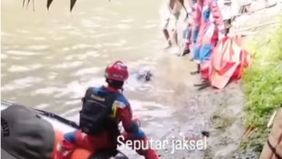 Berdasarkan keterangan Badan Penanggulangan Bencana Daerah (BPBD) DKI Jakarta, mayat pertama kali ditemukan oleh petugas Dinas Lingkungan Hidup (LH) yang sedang melakukan pembersihan sampah di aliran Sungai Ciliwung.